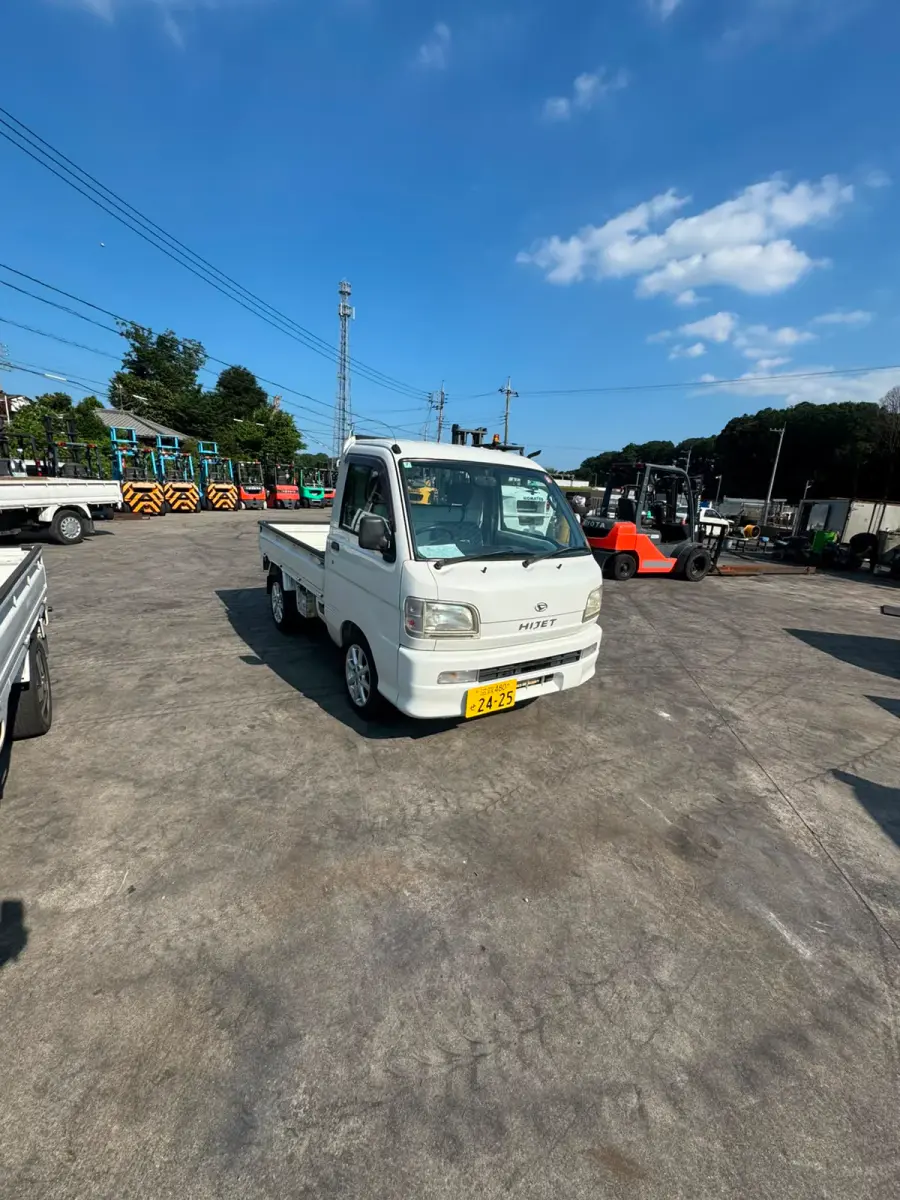 2001 Daihatsu Hijet 4x4 M/T, a white Kei Truck, for sale at Skyline Kei Trucks in Houston, TX (photo 1 of 13)