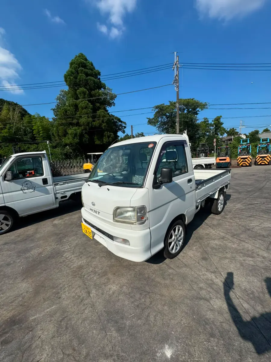 2001 Daihatsu Hijet 4x4 M/T, a white Kei Truck, for sale at Skyline Kei Trucks in Houston, TX (photo 2 of 13)