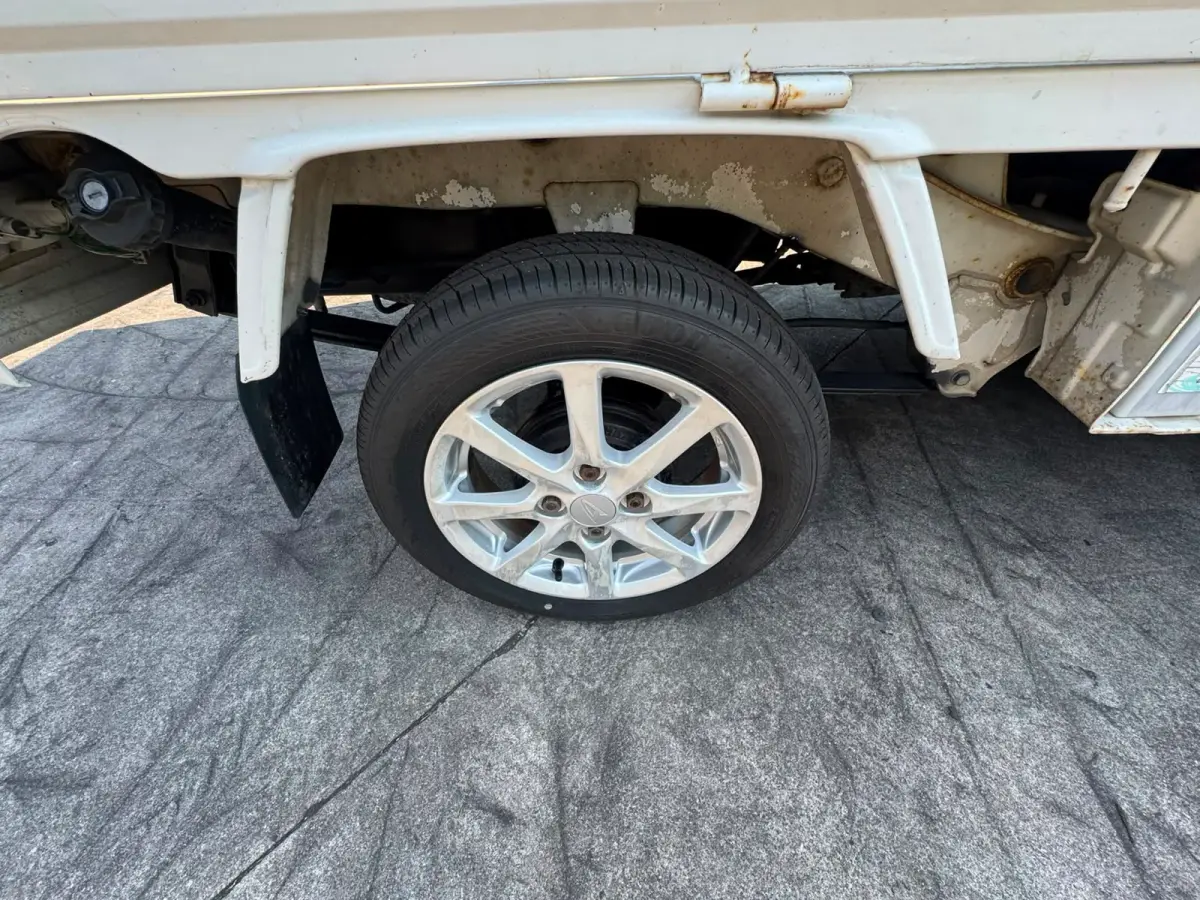 2001 Daihatsu Hijet 4x4 M/T, a white Kei Truck, for sale at Skyline Kei Trucks in Houston, TX (photo 6 of 13)