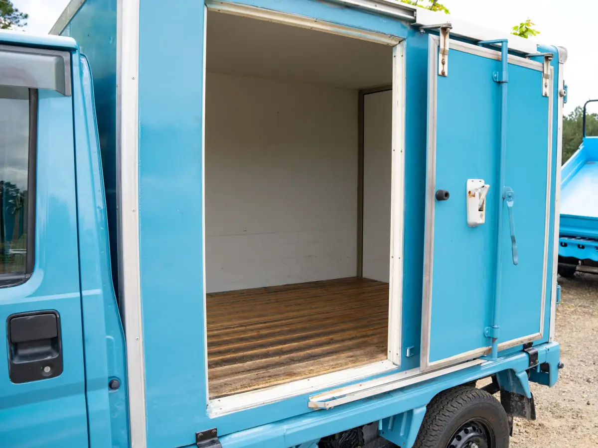 2001 Honda Acty Refrigerated Box Truck, a blue Kei Truck, for sale at Japan Direct Motors in Irmo, SC (photo 12 of 18)