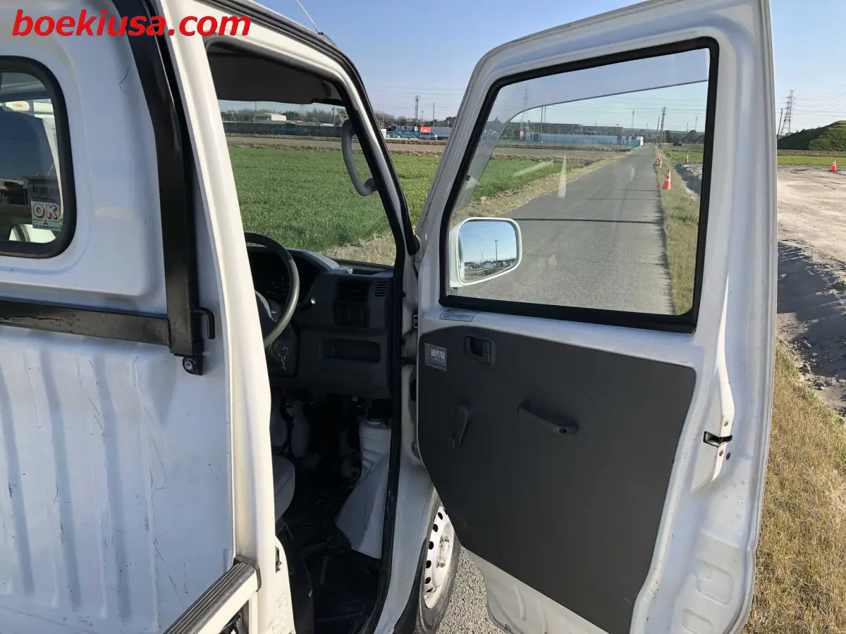 2001 Mitsubishi Minicab 4x4, a white Kei Truck, for sale at Boeki USA in Paterson, NJ (photo 12 of 20)