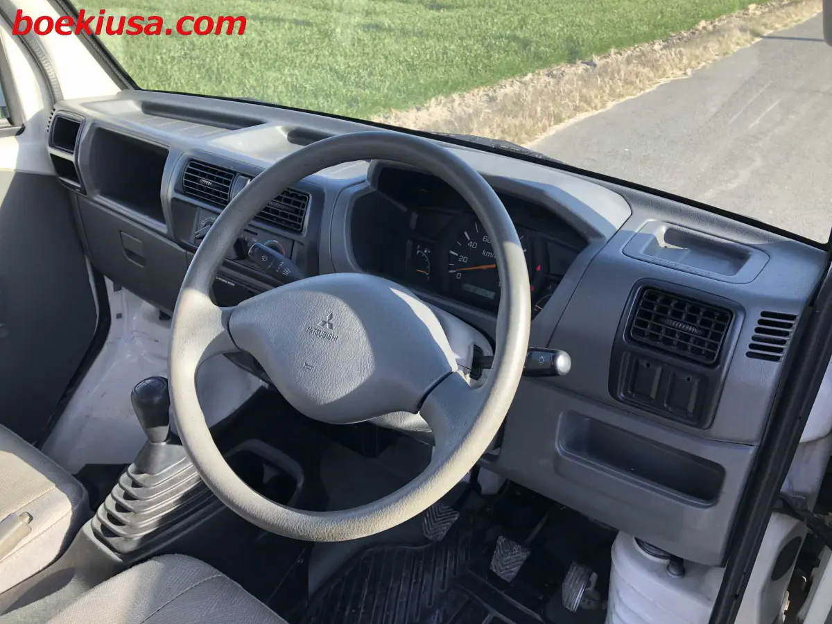 2001 Mitsubishi Minicab 4x4, a white Kei Truck, for sale at Boeki USA in Paterson, NJ (photo 13 of 20)