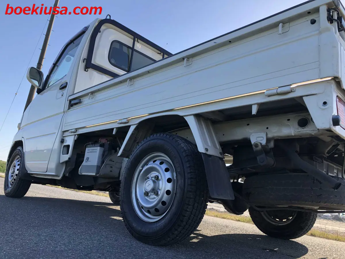 2001 Mitsubishi Minicab 4x4, a white Kei Truck, for sale at Boeki USA in Paterson, NJ (photo 5 of 20)