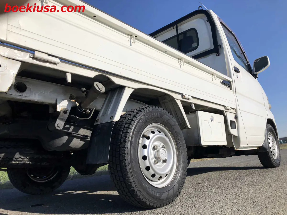 2001 Mitsubishi Minicab 4x4, a white Kei Truck, for sale at Boeki USA in Paterson, NJ (photo 6 of 20)