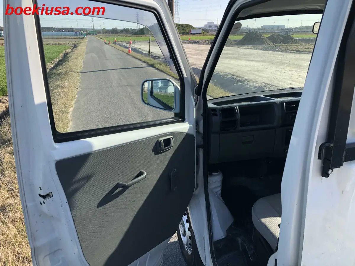 2001 Mitsubishi Minicab 4x4, a white Kei Truck, for sale at Boeki USA in Paterson, NJ (photo 8 of 20)