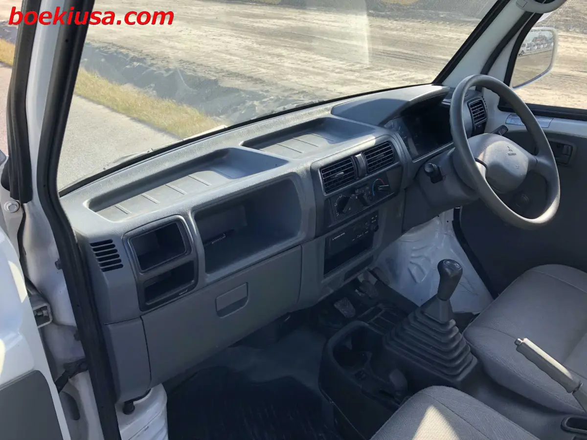 2001 Mitsubishi Minicab 4x4, a white Kei Truck, for sale at Boeki USA in Paterson, NJ (photo 9 of 20)