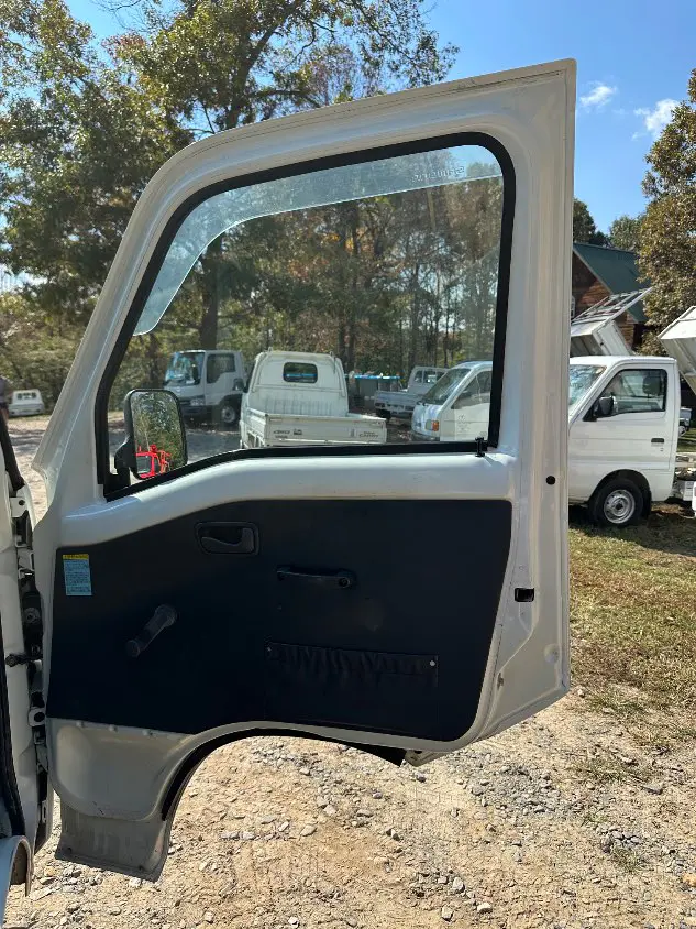 2001 Subaru Sambar 4WD, a white Kei Truck, for sale at Mayberry Mini Trucks in Mount Airy, NC (photo 16 of 20)