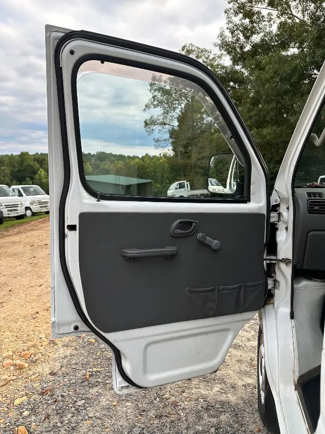 2001 Suzuki Carry 4WD, a white Kei Truck, for sale at Mayberry Mini Trucks in Mount Airy, NC (photo 14 of 20)