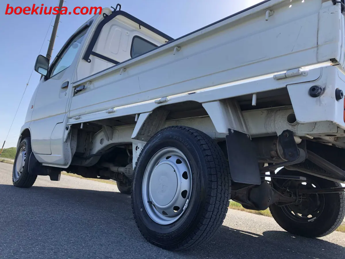 2001 Suzuki Carry 4x4, a white Kei Truck, for sale at Boeki USA in Paterson, NJ (photo 5 of 20)