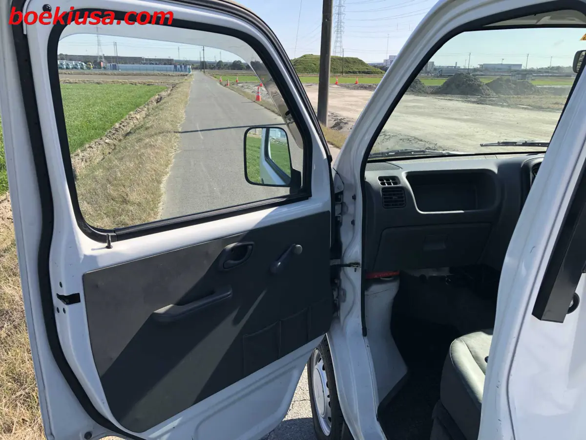 2001 Suzuki Carry 4x4, a white Kei Truck, for sale at Boeki USA in Paterson, NJ (photo 8 of 20)