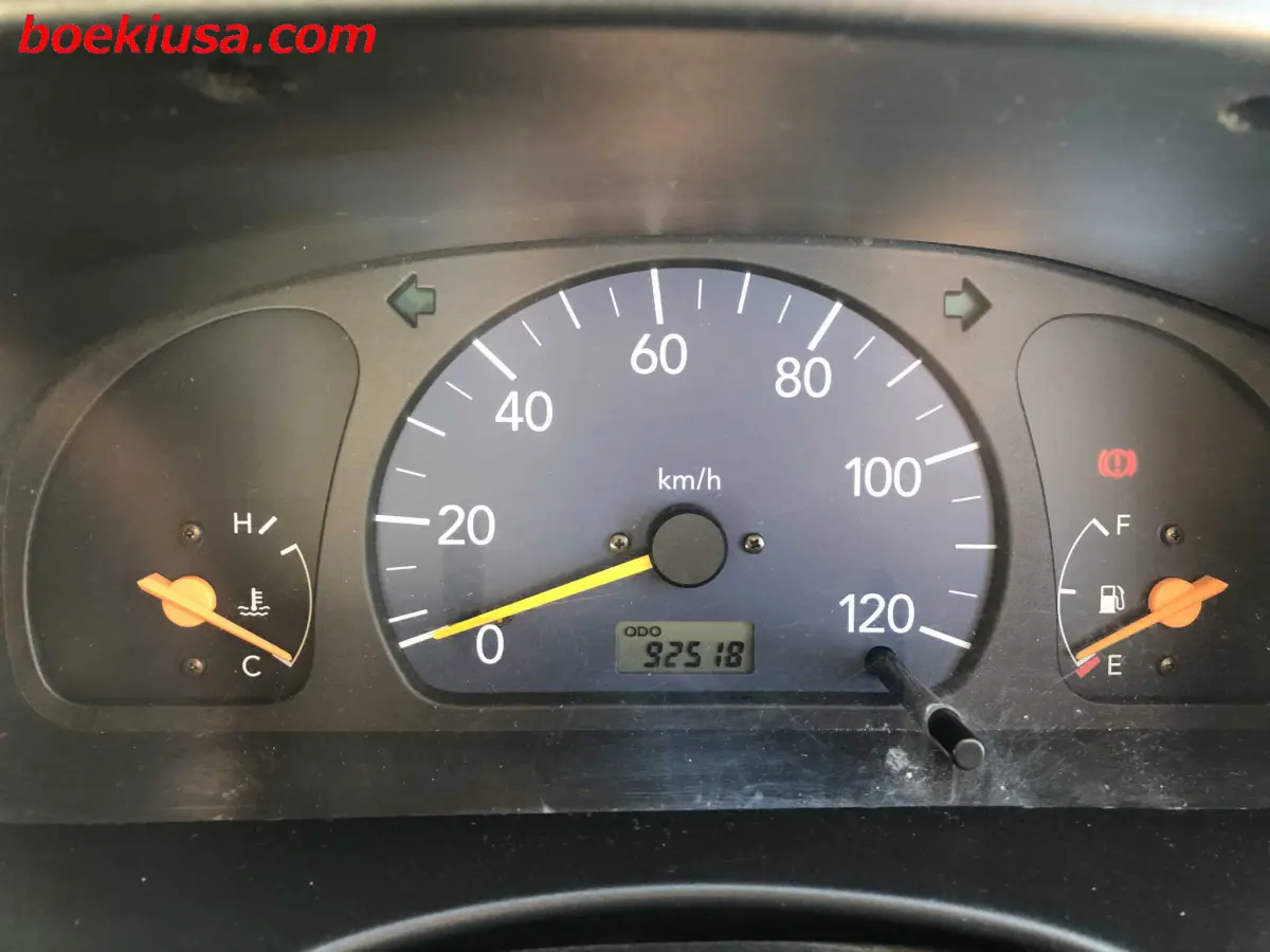 2001 Suzuki Carry 4x4, a white Kei Truck, for sale at Boeki USA in Paterson, NJ (photo 18 of 20)