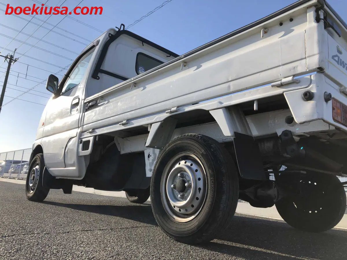 2001 Suzuki Carry 4x4, a white Kei Truck, for sale at Boeki USA in Paterson, NJ (photo 5 of 20)