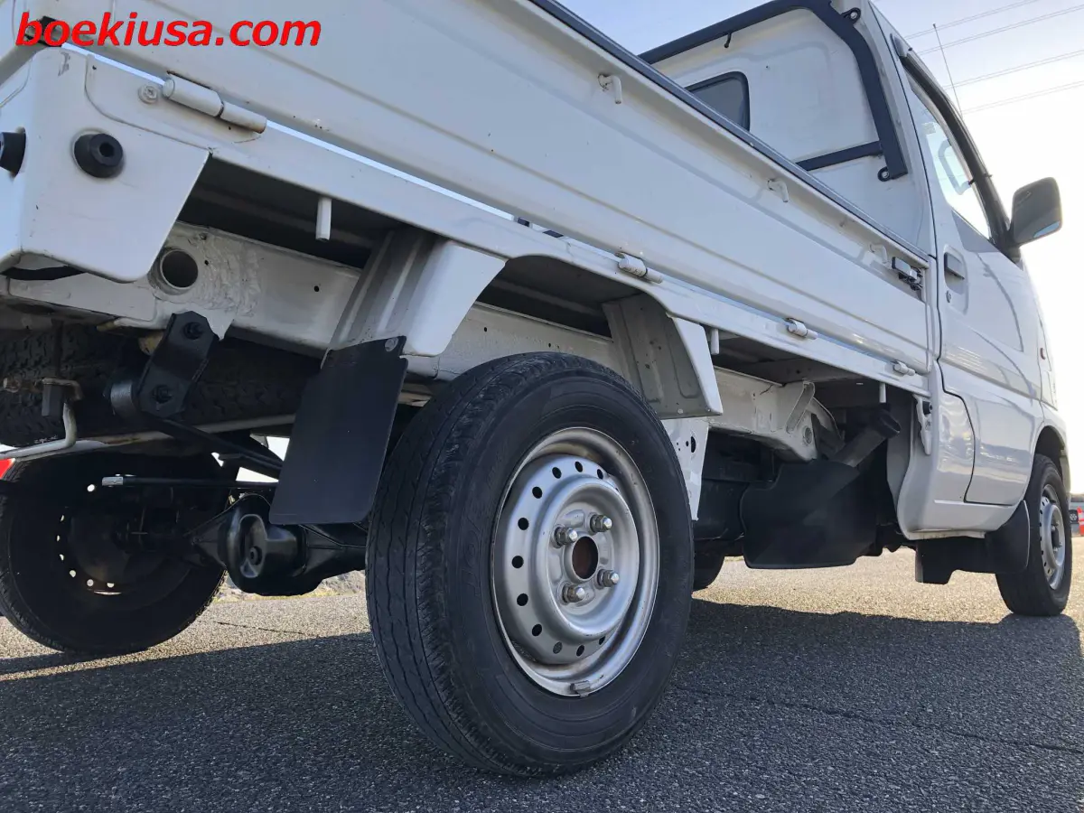 2001 Suzuki Carry 4x4, a white Kei Truck, for sale at Boeki USA in Paterson, NJ (photo 6 of 20)