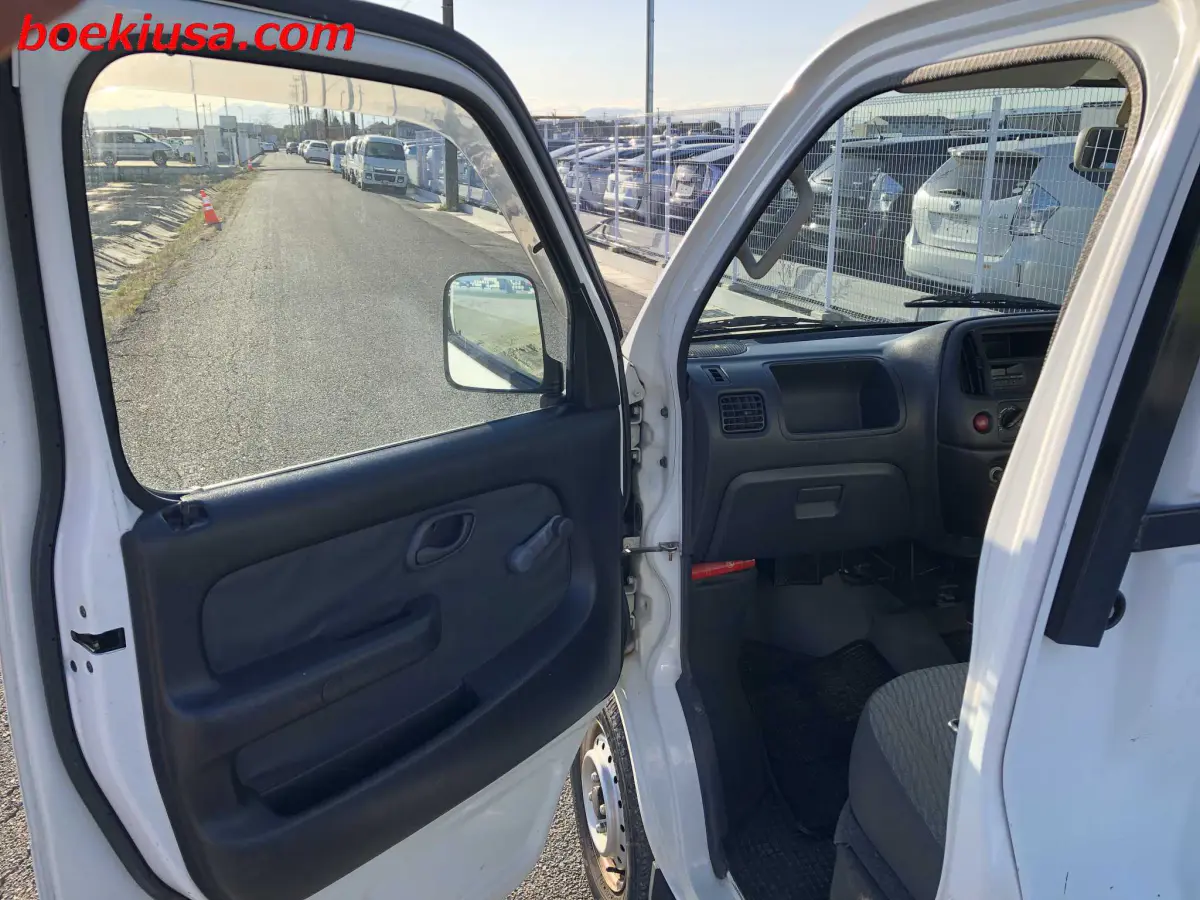 2001 Suzuki Carry 4x4, a white Kei Truck, for sale at Boeki USA in Paterson, NJ (photo 8 of 20)