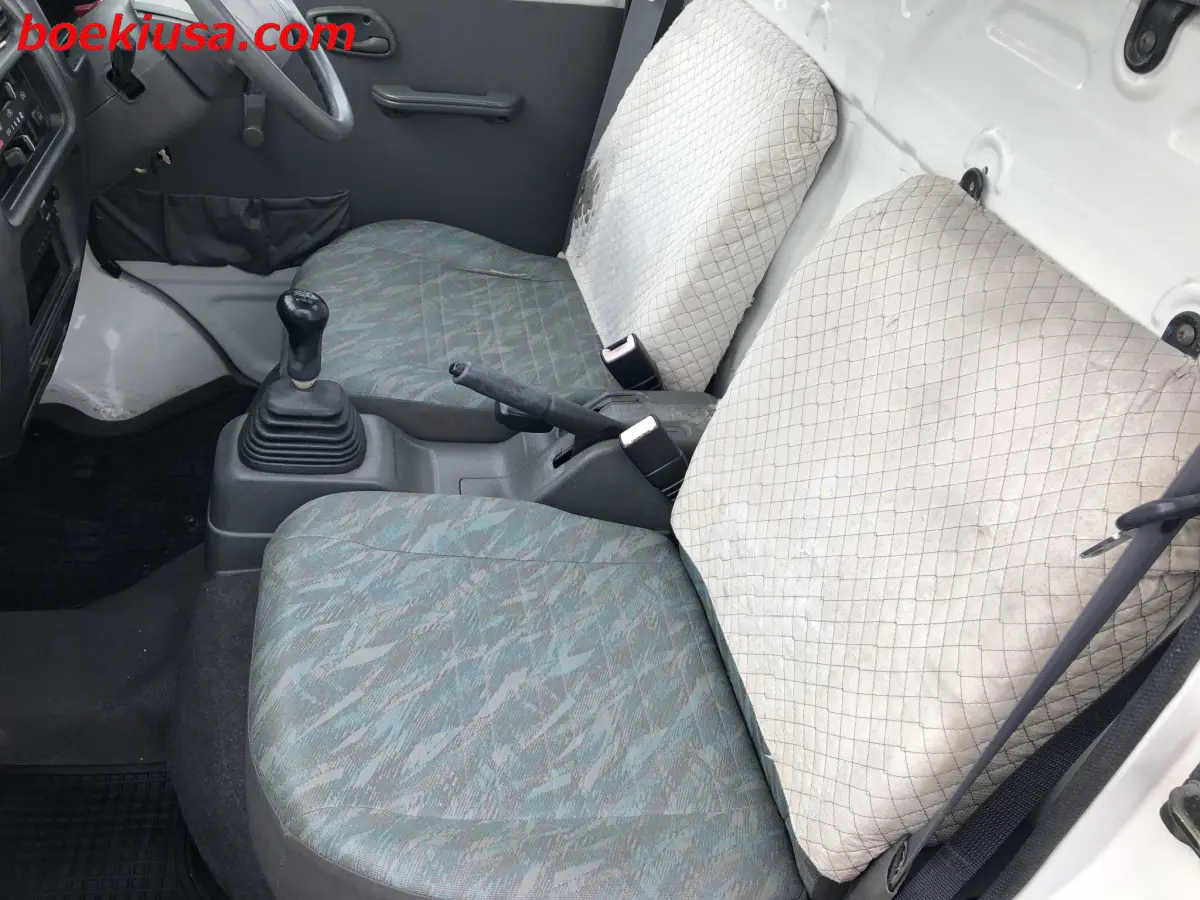 2001 Suzuki Carry 4x4, a white Kei Truck, for sale at Boeki USA in Paterson, NJ (photo 10 of 20)