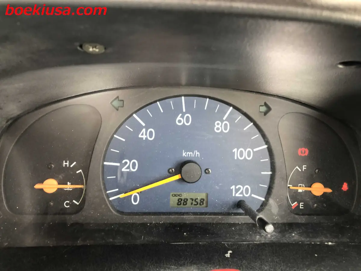 2001 Suzuki Carry 4x4, a white Kei Truck, for sale at Boeki USA in Paterson, NJ (photo 18 of 20)