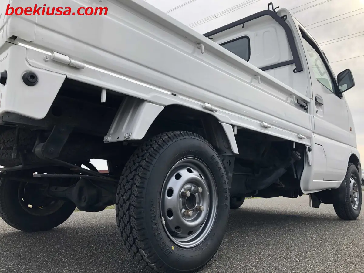 2001 Suzuki Carry 4x4, a white Kei Truck, for sale at Boeki USA in Paterson, NJ (photo 6 of 20)