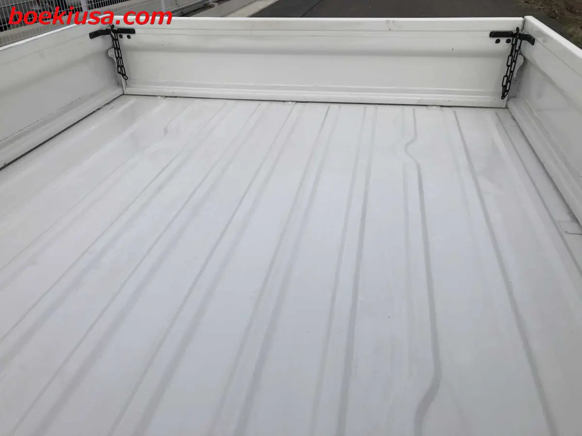 2001 Suzuki Carry 4x4, a white Kei Truck, for sale at Boeki USA in Paterson, NJ (photo 7 of 20)