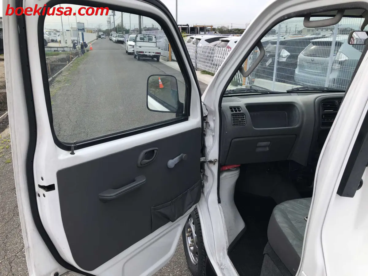 2001 Suzuki Carry 4x4, a white Kei Truck, for sale at Boeki USA in Paterson, NJ (photo 8 of 20)
