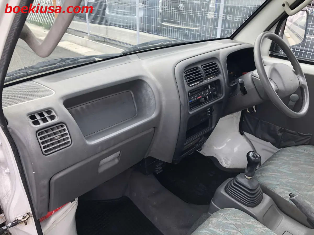 2001 Suzuki Carry 4x4, a white Kei Truck, for sale at Boeki USA in Paterson, NJ (photo 9 of 20)