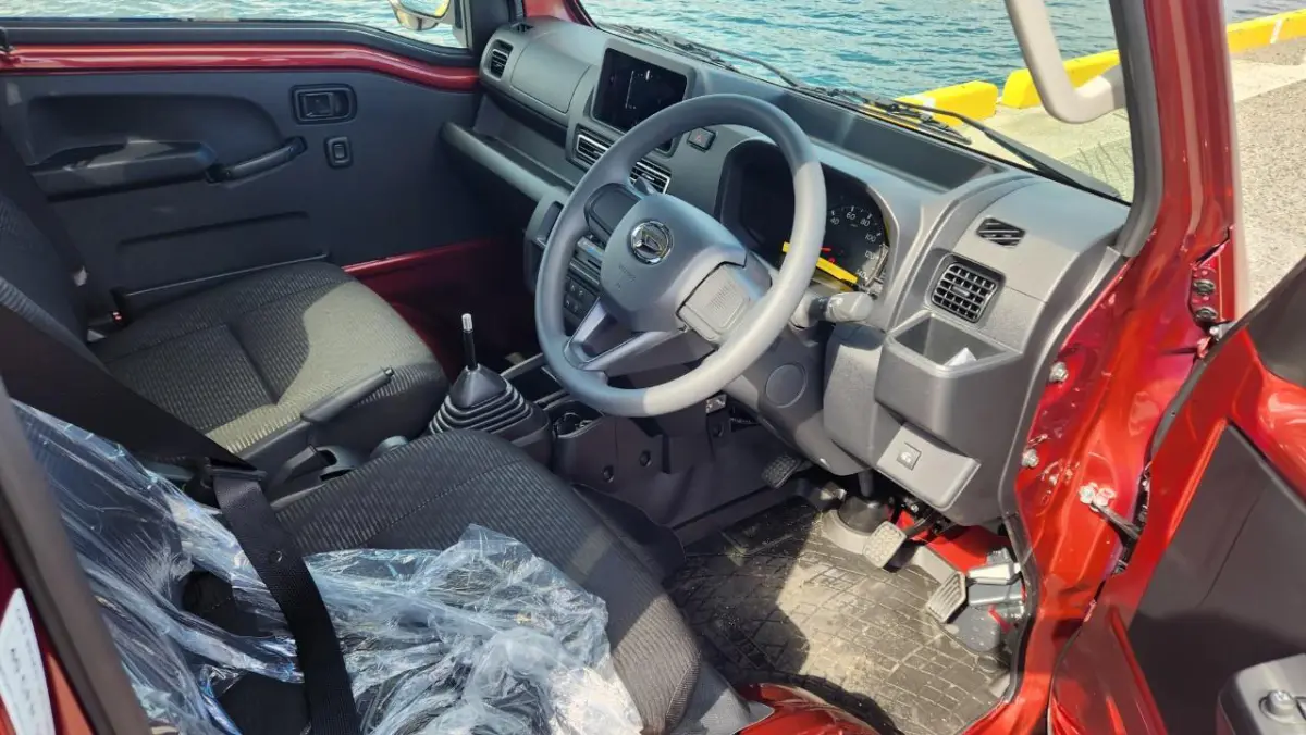 2023 Daihatsu Hijet Jumbo Manual, an off-road Kei Truck, for sale at Dakota Mini Trucks in McIntosh, SD (photo 5 of 6)