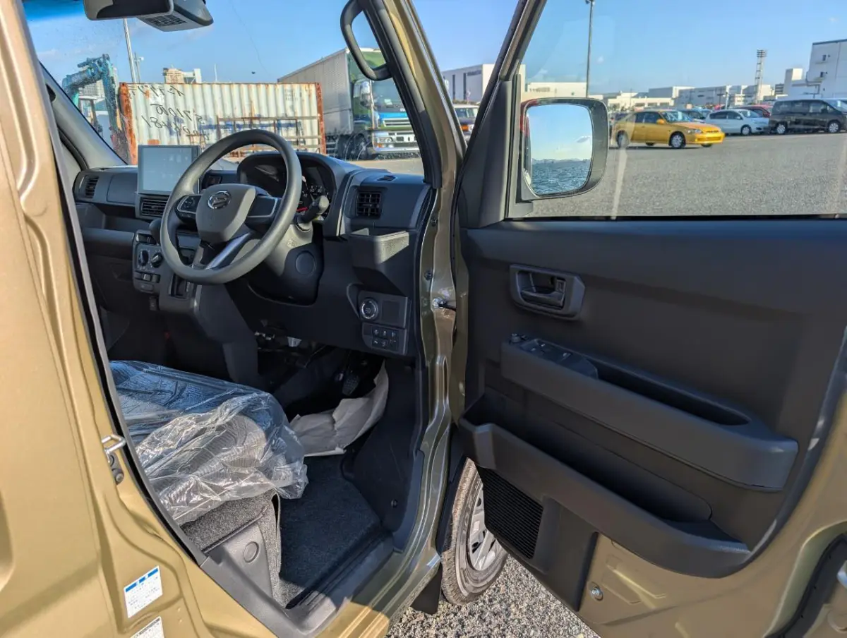 2024 Daihatsu Hijet Deck Van CVT Auto, an off-road Kei Truck, for sale at Dakota Mini Trucks in McIntosh, SD (photo 5 of 7)