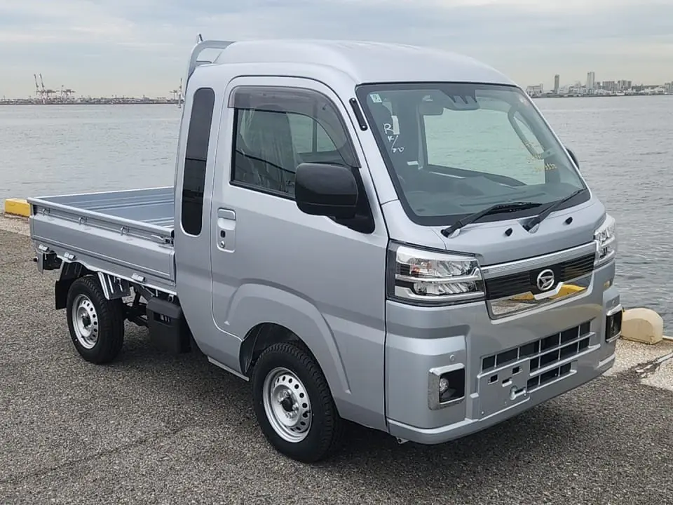 2025 Daihatsu Hijet Jumbo, a silver off-road Kei Truck, for sale at Mini Monsters USA in St. George, UT (photo 10 of 23)
