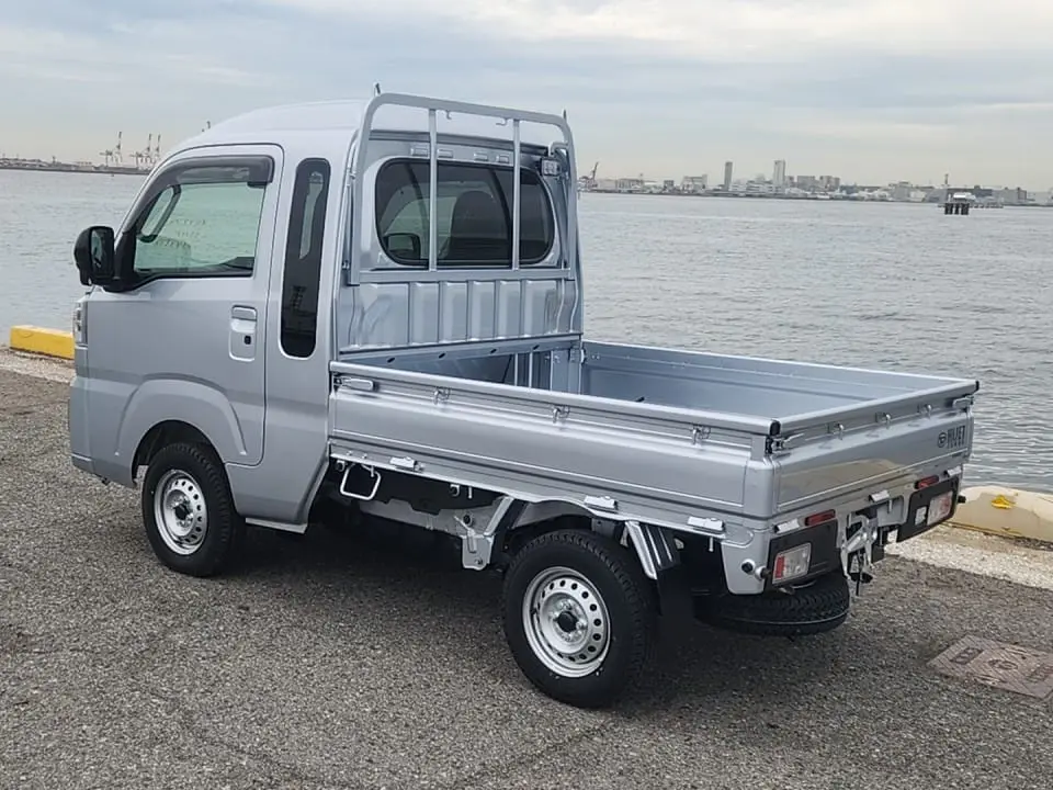 2025 Daihatsu Hijet Jumbo, a silver off-road Kei Truck, for sale at Mini Monsters USA in St. George, UT (photo 11 of 23)