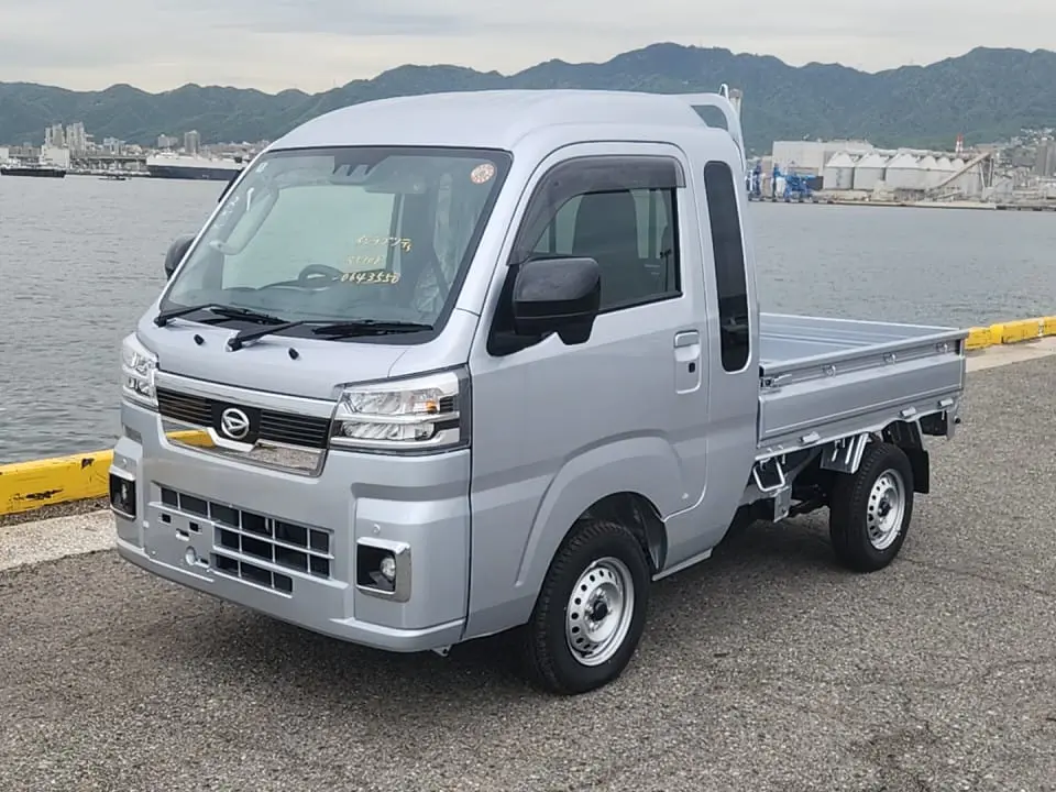 2025 Daihatsu Hijet Jumbo, a silver off-road Kei Truck, for sale at Mini Monsters USA in St. George, UT (photo 12 of 23)