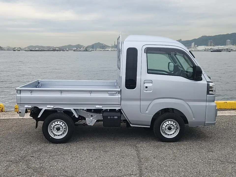 2025 Daihatsu Hijet Jumbo, a silver off-road Kei Truck, for sale at Mini Monsters USA in St. George, UT (photo 22 of 23)